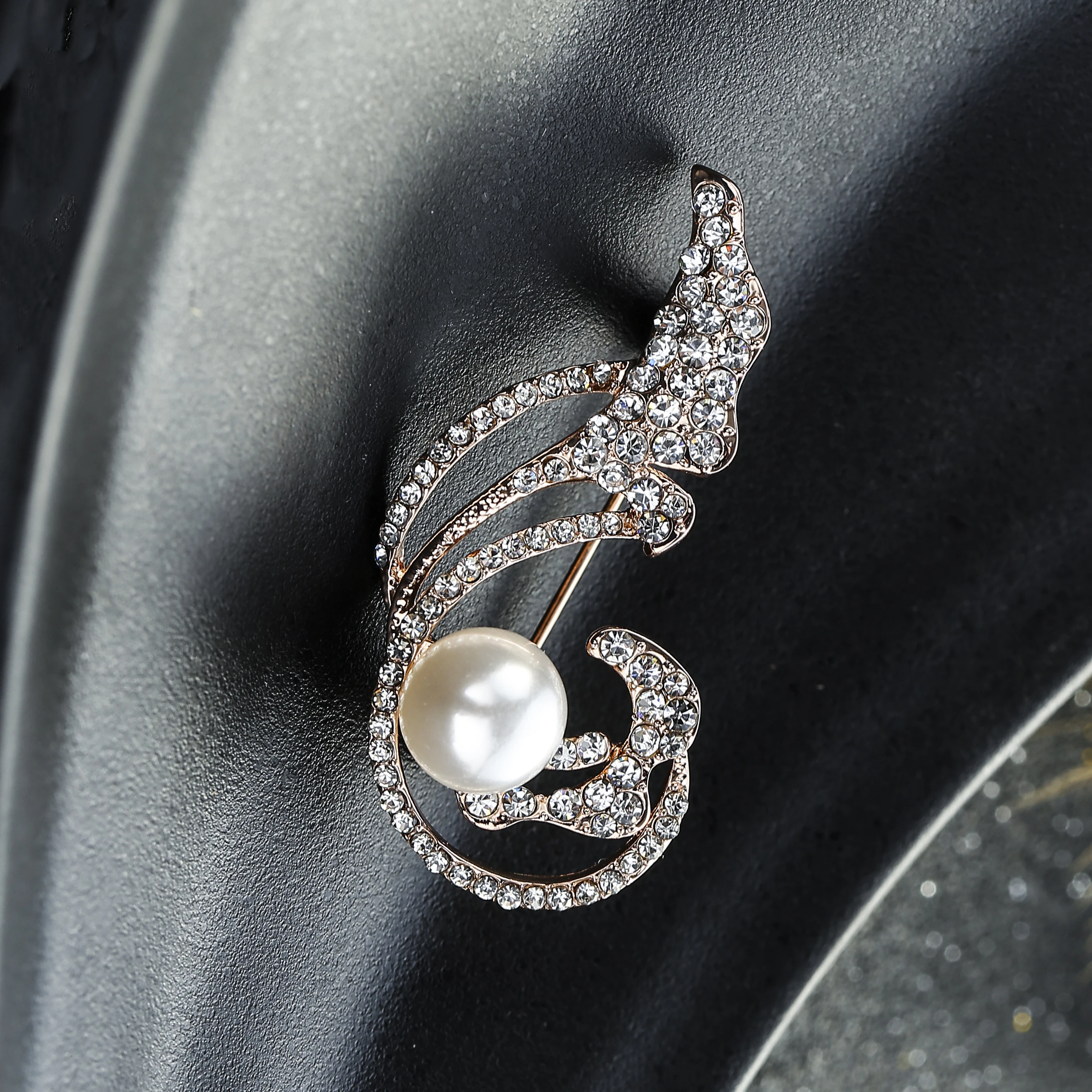 Gold Plated Suits Shirt Luxury Crystal Pearl Brooch Pin Rhinestone flower Brooch for Clothes Accessories
Gold Plated Suits Shirt Luxury Crystal Pearl Brooch Pin Rhinestone flower Brooch for Clothes Accessories