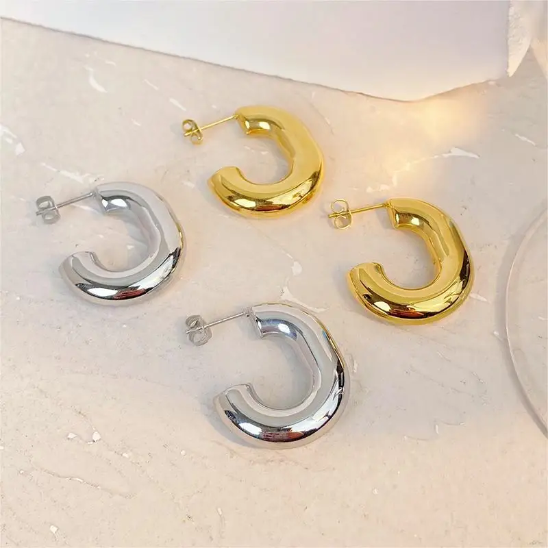 2023 new style earrings Minimal hollow U-shaped earrings Stainless steel gold-plated metal texture thick earrings
2023 new style earrings Minimal hollow U-shaped earrings Stainless steel gold-plated metal texture thick earrings