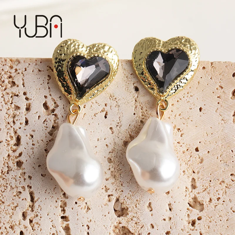 European Vintage Irregular Gold Plated Drop Earrings Women Black Glass Crystal Heart Shaped Pearl Drop Earrings
European Vintage Irregular Gold Plated Drop Earrings Women Black Glass Crystal Heart Shaped Pearl Drop Earrings
