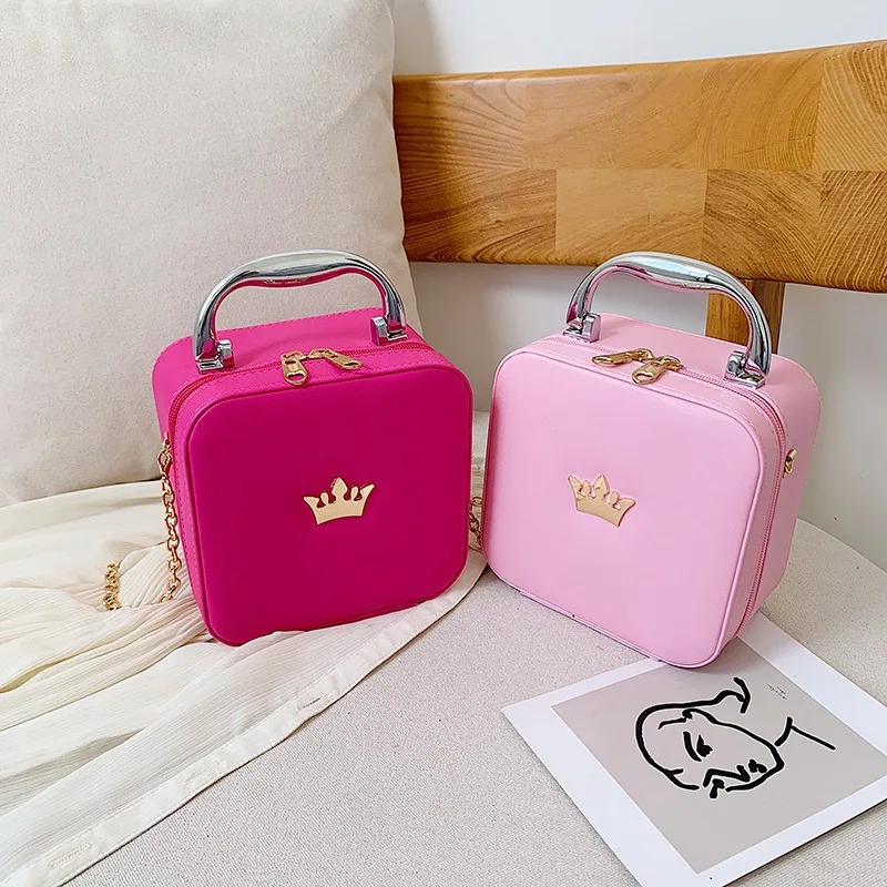 2021 fashion latest design simple chain crossbody portable cosmetic bag pink makeup box bag
2021 fashion latest design simple chain crossbody portable cosmetic bag pink makeup box bag