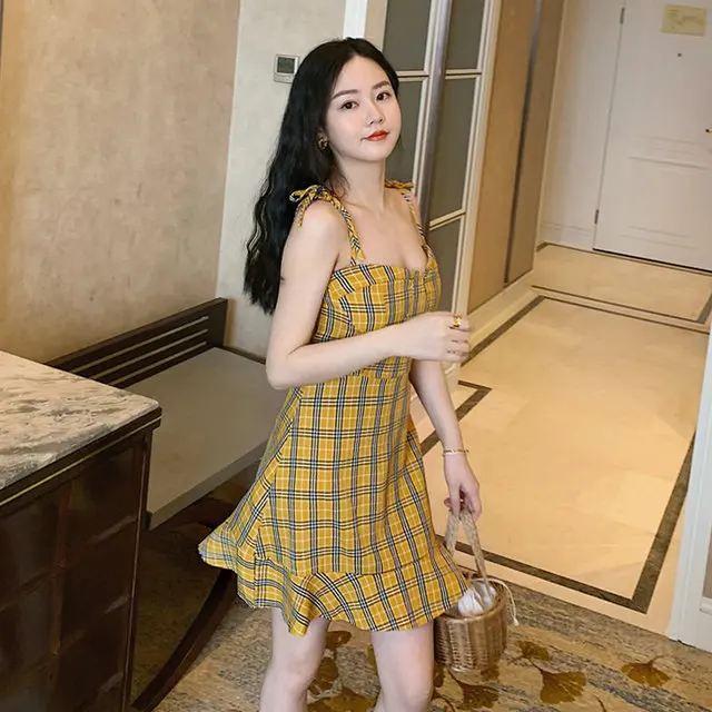 Summer new style French yellow plaid fashion sexy stitching strap mid-waist thin mini sling casual ladies dress
Summer new style French yellow plaid fashion sexy stitching strap mid-waist thin mini sling casual ladies dress