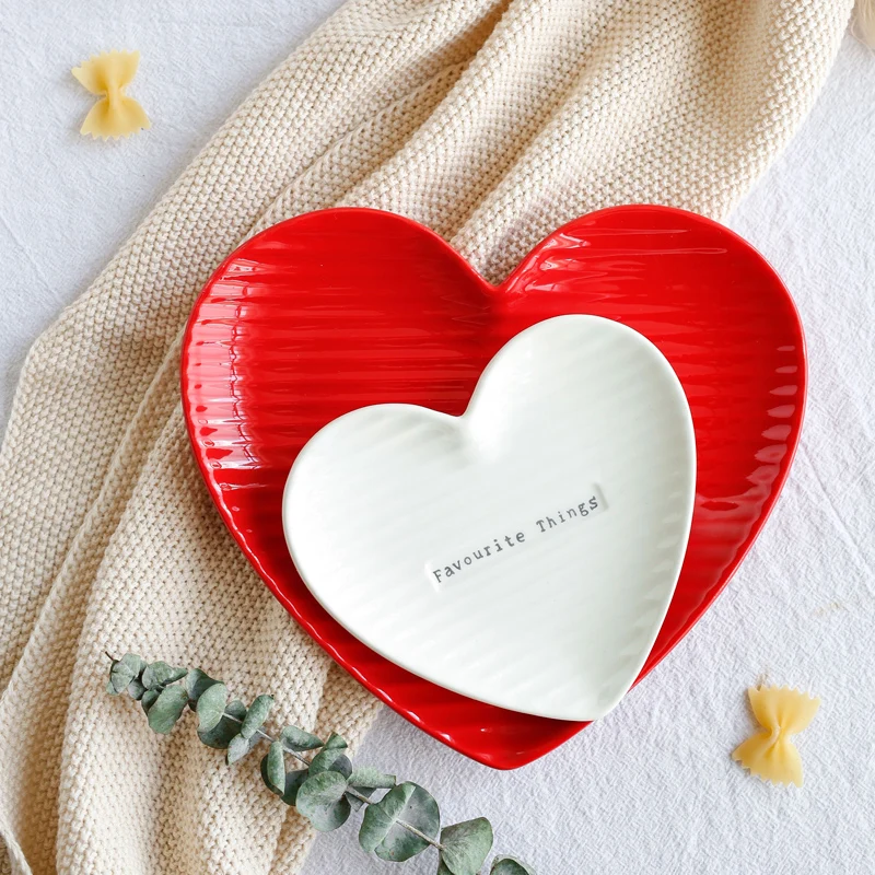 Heart-shaped Fruit Dinner Plates Serving Tray Dessert Ceramic Plates 1032, Red, white 
Heart-shaped Fruit Dinner Plates Serving Tray Dessert Ceramic Plates 1032, Red, white