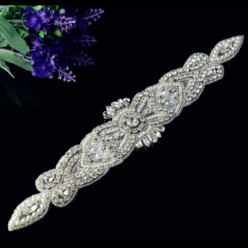 Wholesale high quality flower stone and pearl applique bridal applique pattern embroidered Party Wedding dress patch
Wholesale high quality flower stone and pearl applique bridal applique pattern embroidered Party Wedding dress patch