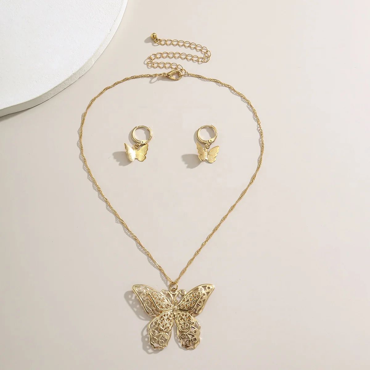 Big Butterfly Pendant For Women Exaggerated Hollow Chain Clavicle Belt Necklace New European And American Girl Accessories, Customized color
Big Butterfly Pendant For Women Exaggerated Hollow Chain Clavicle Belt Necklace New European And American Girl Accessories, Customized color