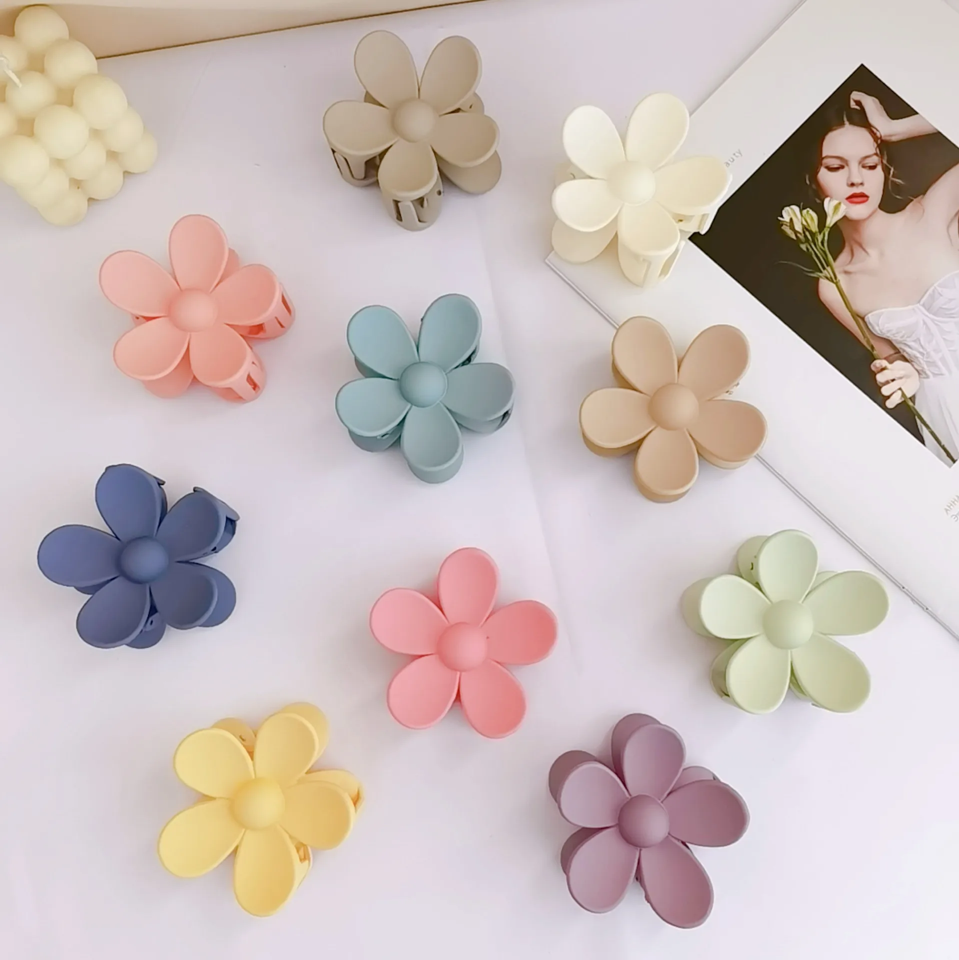 2023 Hot selling plastic sweet hair claw clips new trending candy colors flower hair clips for summer daily accessories
2023 Hot selling plastic sweet hair claw clips new trending candy colors flower hair clips for summer daily accessories