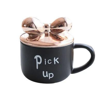 Z 632 Gold bow creative ceramic cup black and white letter pattern coffee cup with lid and handgrip couple water cup
Z 632 Gold bow creative ceramic cup black and white letter pattern coffee cup with lid and handgrip couple water cup