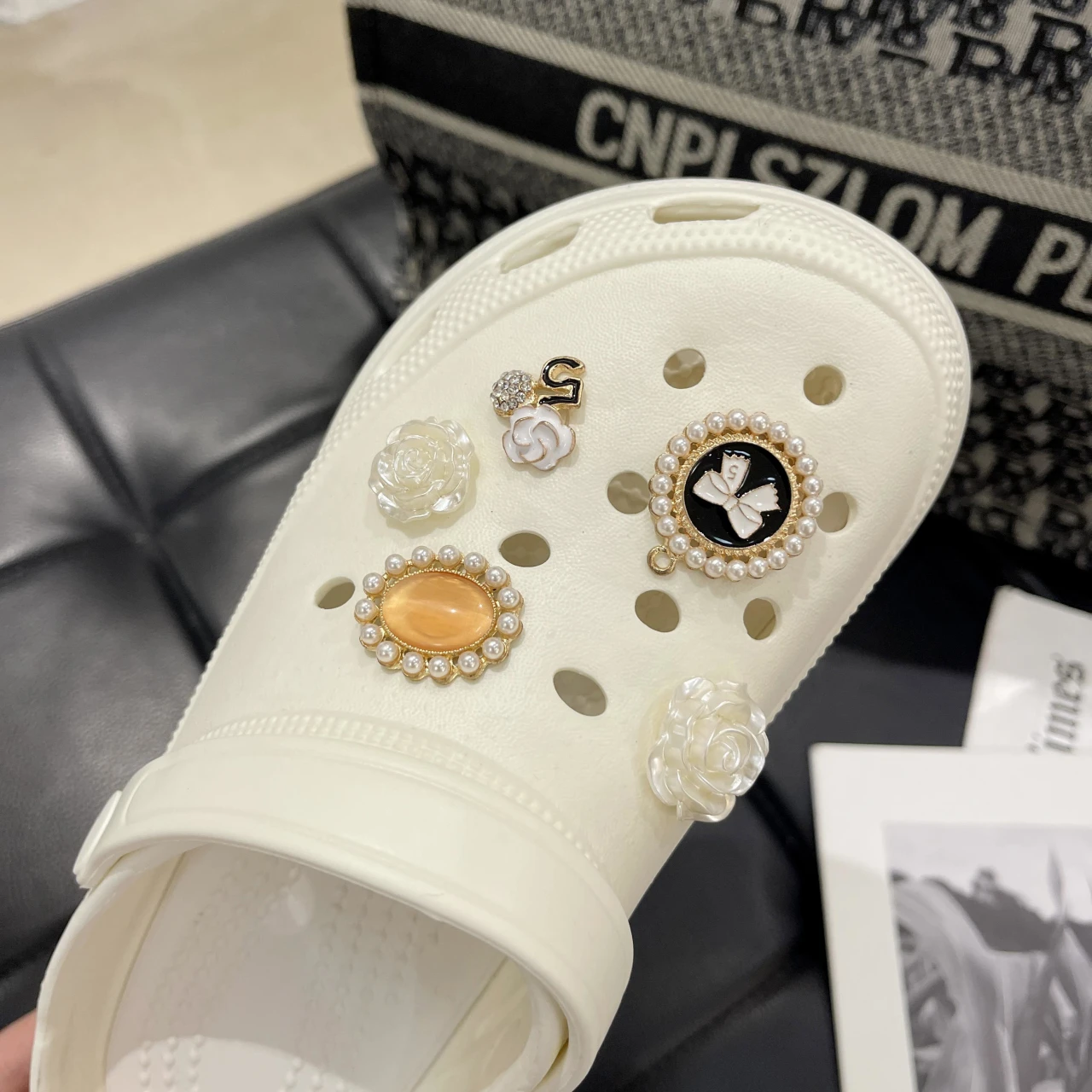 Wholesale manufacturers Fashion Women Garden hole Clog Beach Slides Jibbitzs Charms Shoes
Wholesale manufacturers Fashion Women Garden hole Clog Beach Slides Jibbitzs Charms Shoes