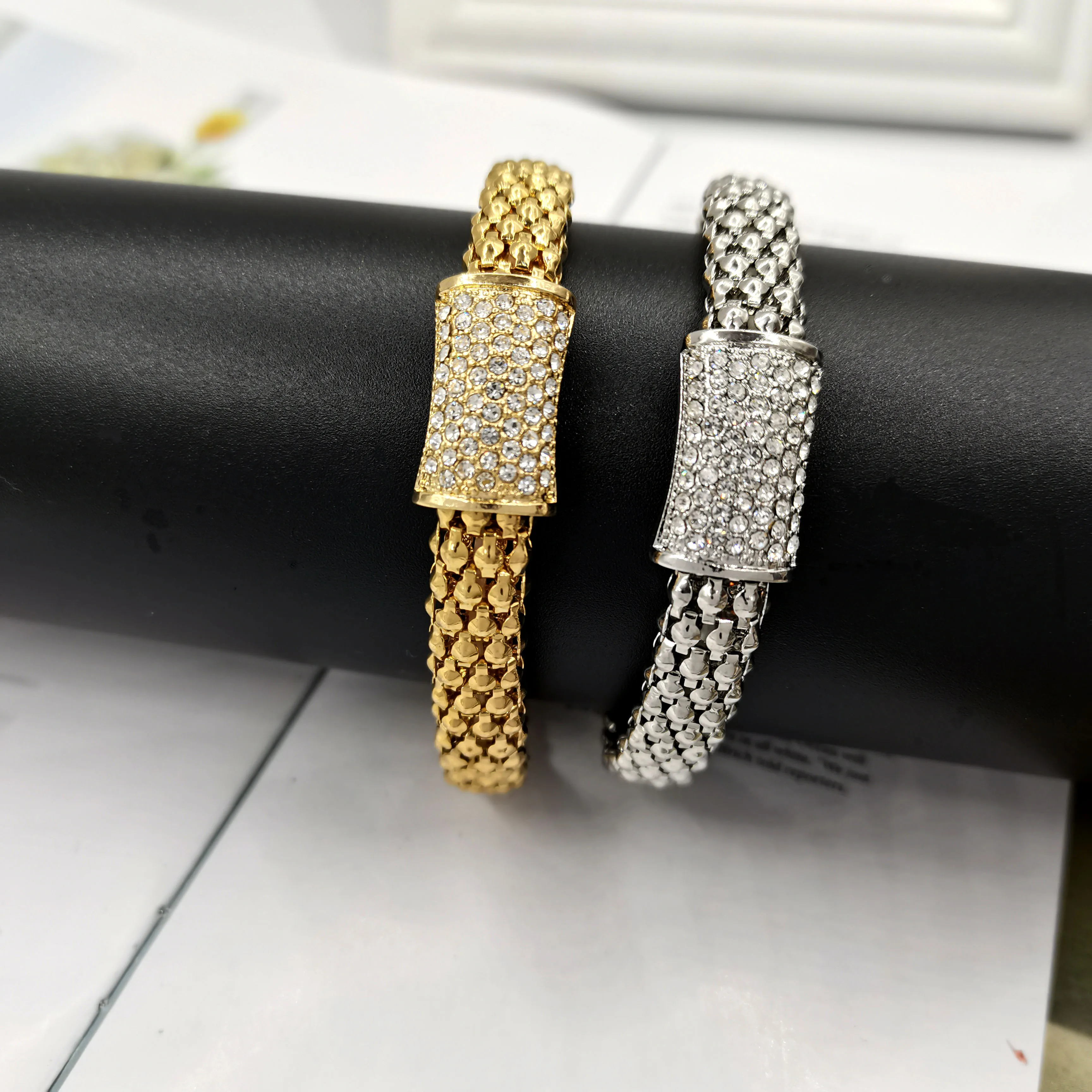 Wholesale hot sale large size men and women flat corn mesh chain alloy rhinestone manual elastic adjustable wrist bracelet, Picture shows
Wholesale hot sale large size men and women flat corn mesh chain alloy rhinestone manual elastic adjustable wrist bracelet, Picture shows
