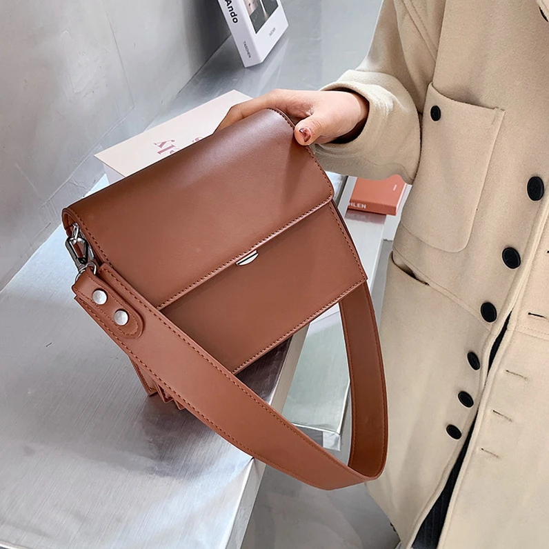 XP1317 new ladies solid colorsimple wide shoulder strap retro single shoulder messenger bag
XP1317 new ladies solid colorsimple wide shoulder strap retro single shoulder messenger bag