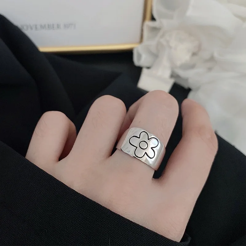 Simple personality trend silver daisy ring women's fashionable flower ring opening adjustable ring, Silver color
Simple personality trend silver daisy ring women's fashionable flower ring opening adjustable ring, Silver color
