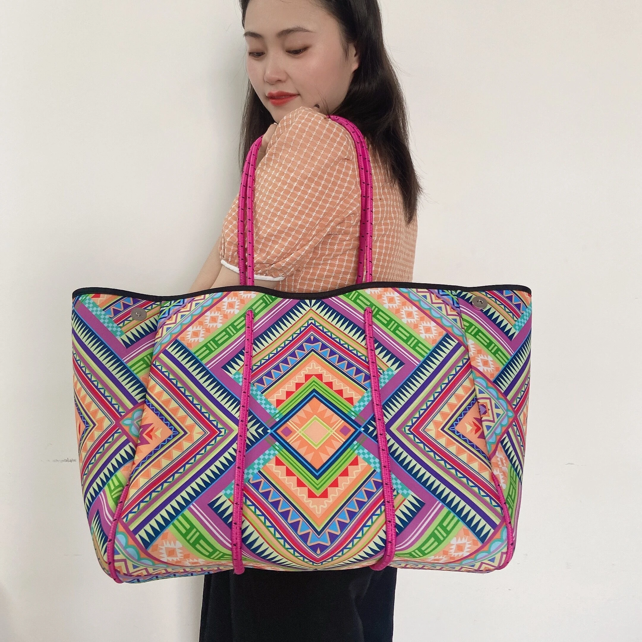 Oversized Beach Bag High Quality Perforated Neoprene Tote Bag Leopard Handbag Printed Neoprene Bag With Pouch For Women, Multicolor
Oversized Beach Bag High Quality Perforated Neoprene Tote Bag Leopard Handbag Printed Neoprene Bag With Pouch For Women, Multicolor