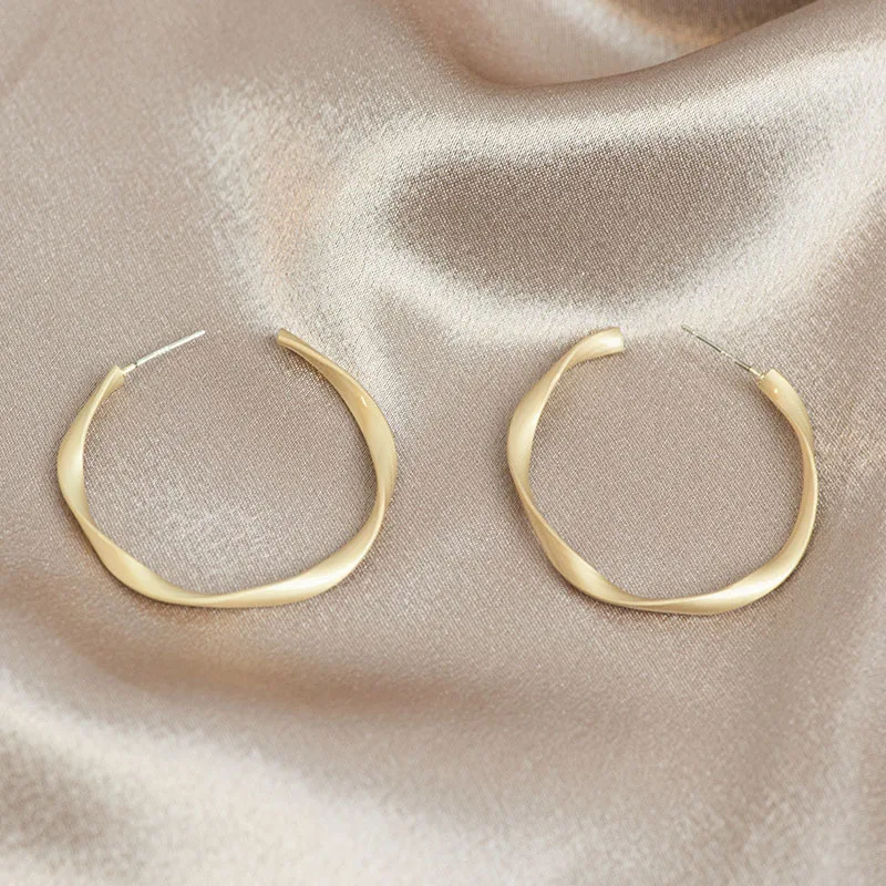 European And American Fashion High Grade Geometric Metal C Shaped Exaggerated Retro Cool Style Big Earrings
European And American Fashion High Grade Geometric Metal C Shaped Exaggerated Retro Cool Style Big Earrings