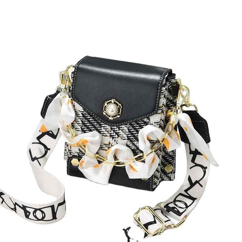 New Ladies Women Bag Flowers Chains Women Luxury Pu Polyester Zipper Mobile Phone Bags
New Ladies Women Bag Flowers Chains Women Luxury Pu Polyester Zipper Mobile Phone Bags