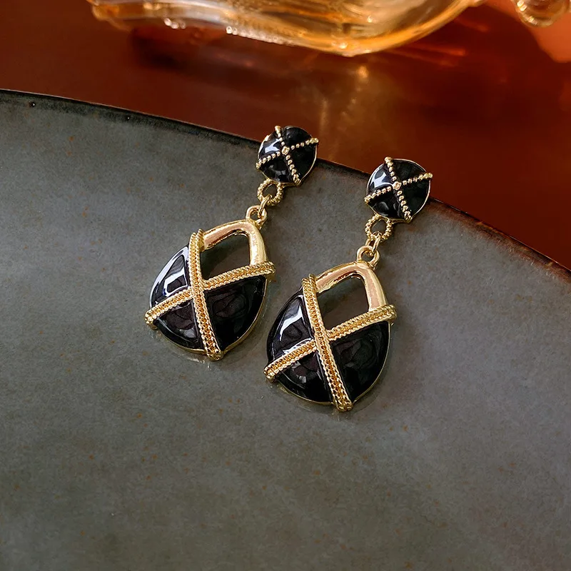 Fashion Drop Pendant Jewelry Black Stones Trendy Women Gold Plated Vintage Earrings
Fashion Drop Pendant Jewelry Black Stones Trendy Women Gold Plated Vintage Earrings