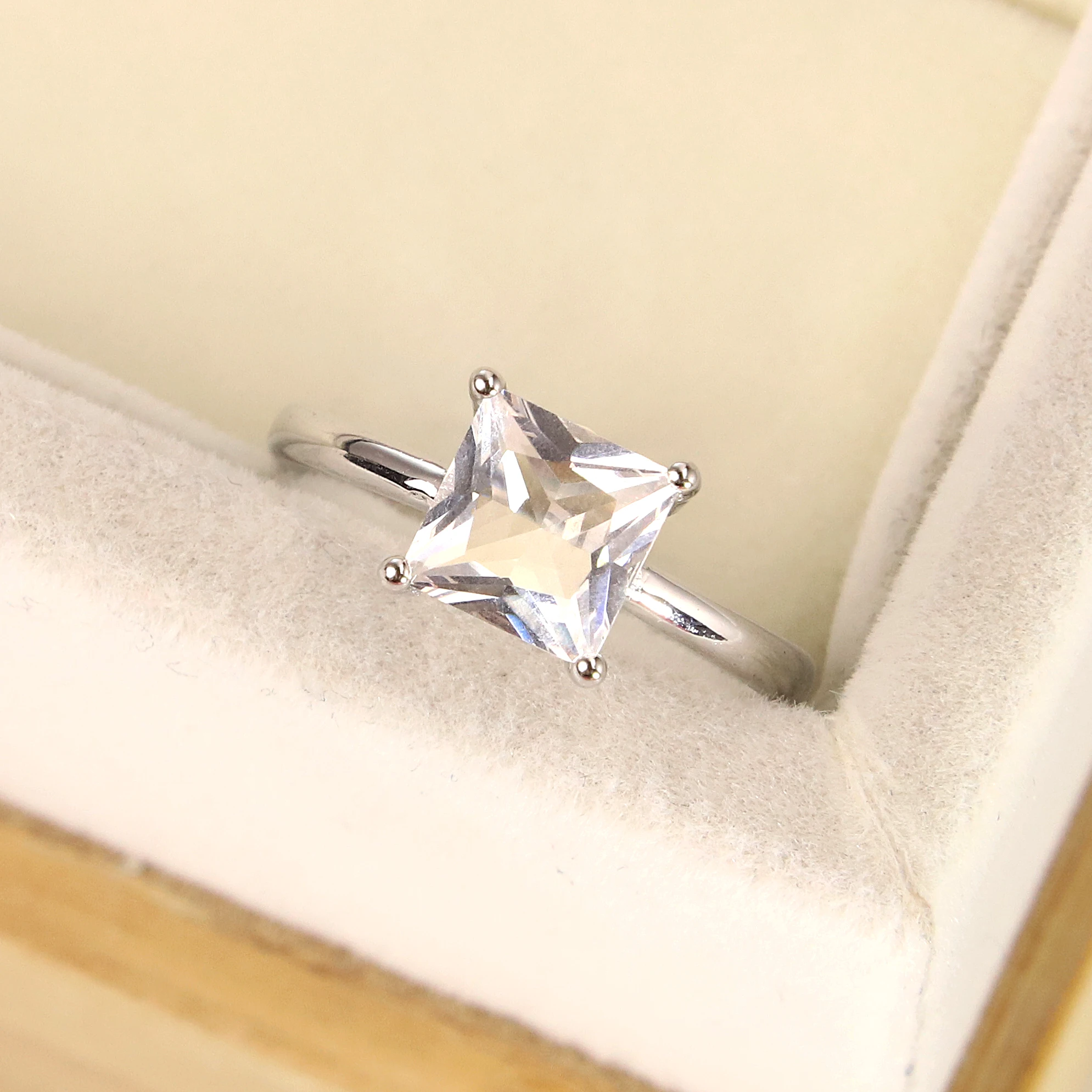 Best-selling Europe and the United States fashion s925 pure silver engagement ring zircon ms square crystal jewelry gifts
Best-selling Europe and the United States fashion s925 pure silver engagement ring zircon ms square crystal jewelry gifts