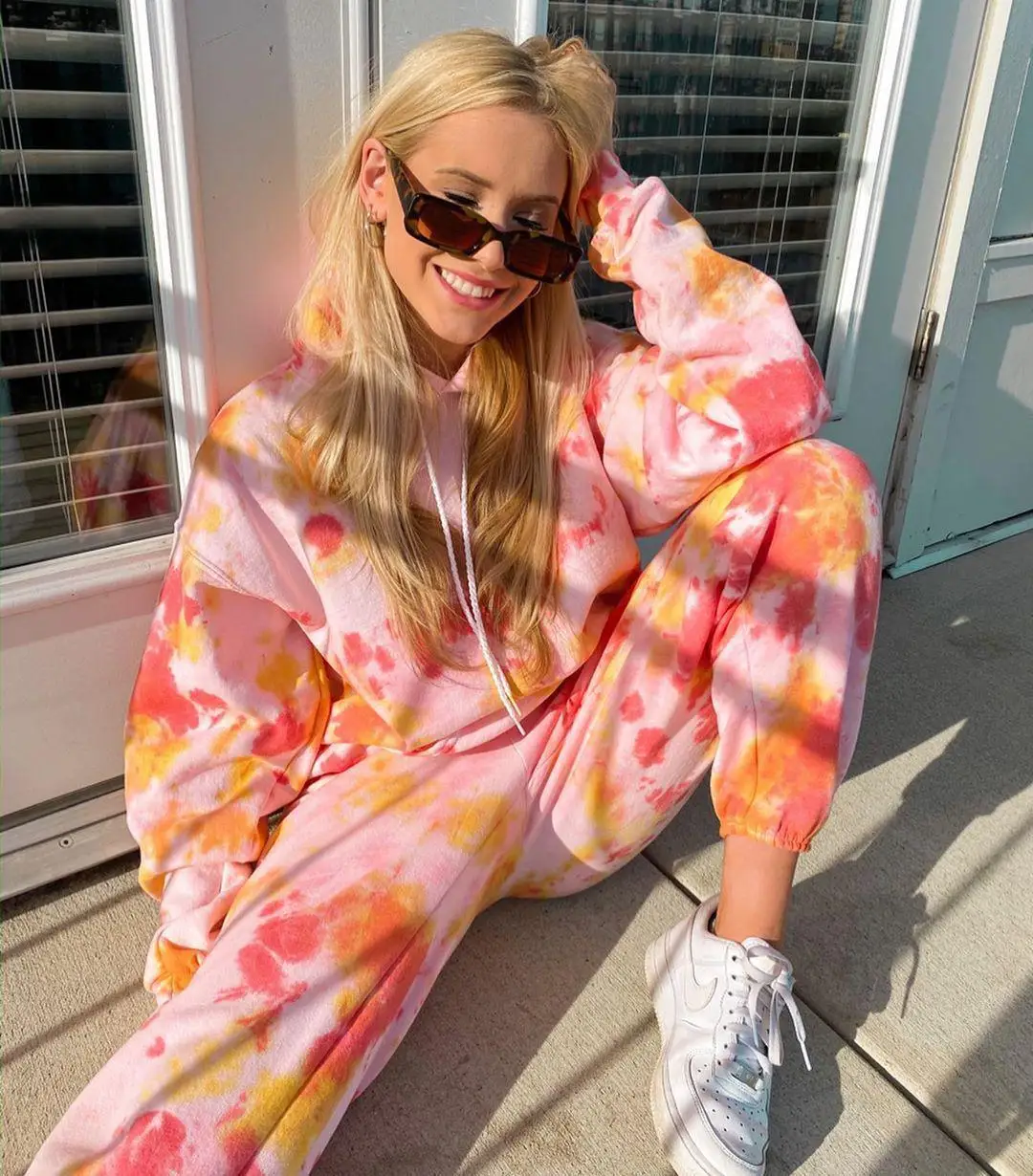 2021 autumn and winter new arrival women's short loose fashion tie-dye hooded long-sleeve cropped sweater women blouses
2021 autumn and winter new arrival women's short loose fashion tie-dye hooded long-sleeve cropped sweater women blouses