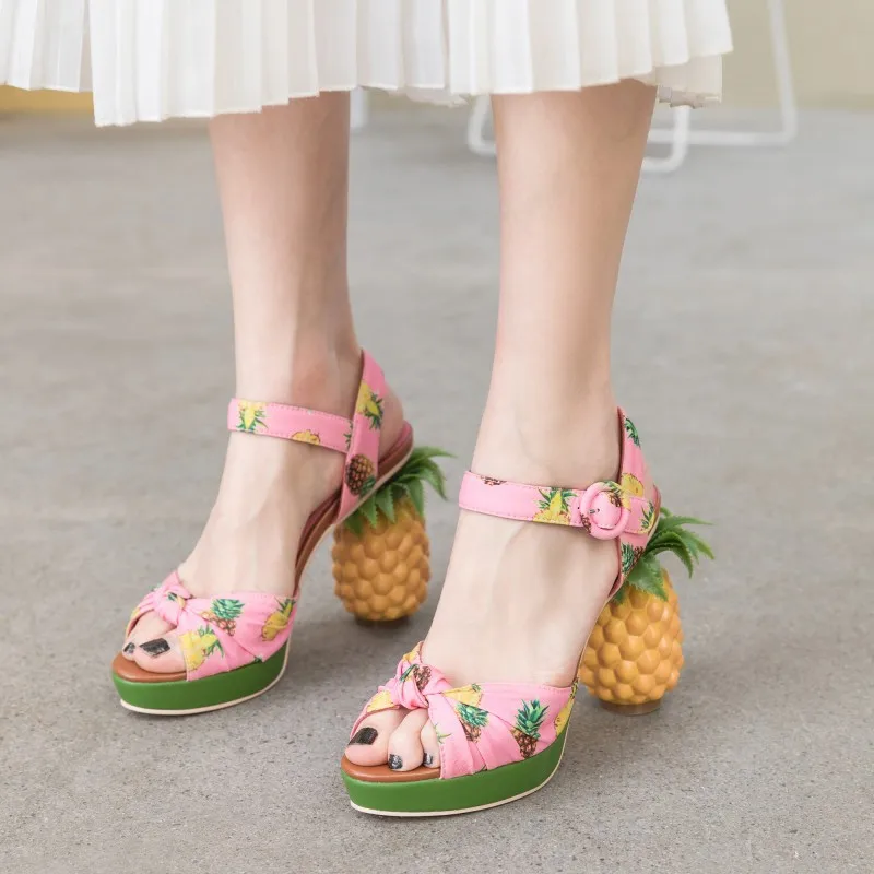 2020 new color printed leather round-head waterproof platform ankle buckle super high-heeled shoes pineapple sandals ladies, Customized colors
2020 new color printed leather round-head waterproof platform ankle buckle super high-heeled shoes pineapple sandals ladies, Customized colors