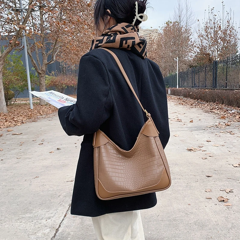 XP1464 Hong Kong style retro shoulder armpit bag 2020 new trendy fashion large capacity custom messenger bag
XP1464 Hong Kong style retro shoulder armpit bag 2020 new trendy fashion large capacity custom messenger bag