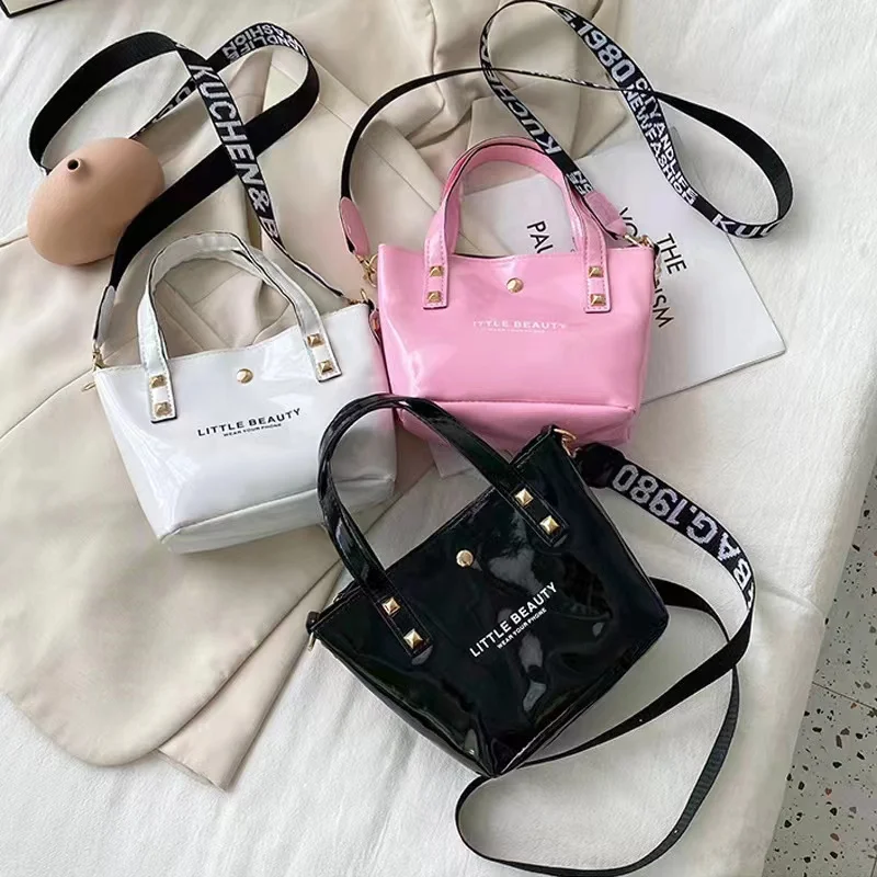 2022 New the arrival ladies fashion printing rivet bucket mini tote bags women small travel dinner shiny leather slung hand bags
2022 New the arrival ladies fashion printing rivet bucket mini tote bags women small travel dinner shiny leather slung hand bags