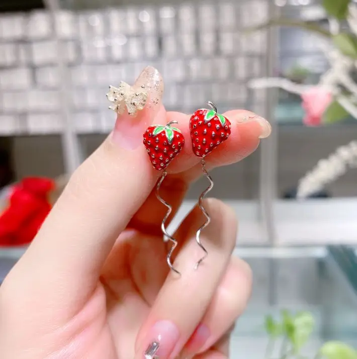 s925 sterling silver strawberry ear line female fashion temperament wave earrings tassel earrings wholesale
s925 sterling silver strawberry ear line female fashion temperament wave earrings tassel earrings wholesale