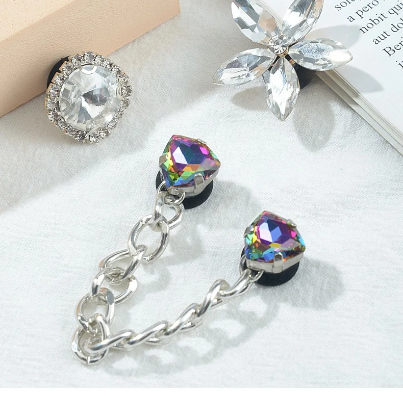 Luxury Designer Crocs Creative Diamond Rhinestone Decoration Shiny Pearl Chain Metal Detachable Cross Sandals Heren Native Women, Customized color
Luxury Designer Crocs Creative Diamond Rhinestone Decoration Shiny Pearl Chain Metal Detachable Cross Sandals Heren Native Women, Customized color
