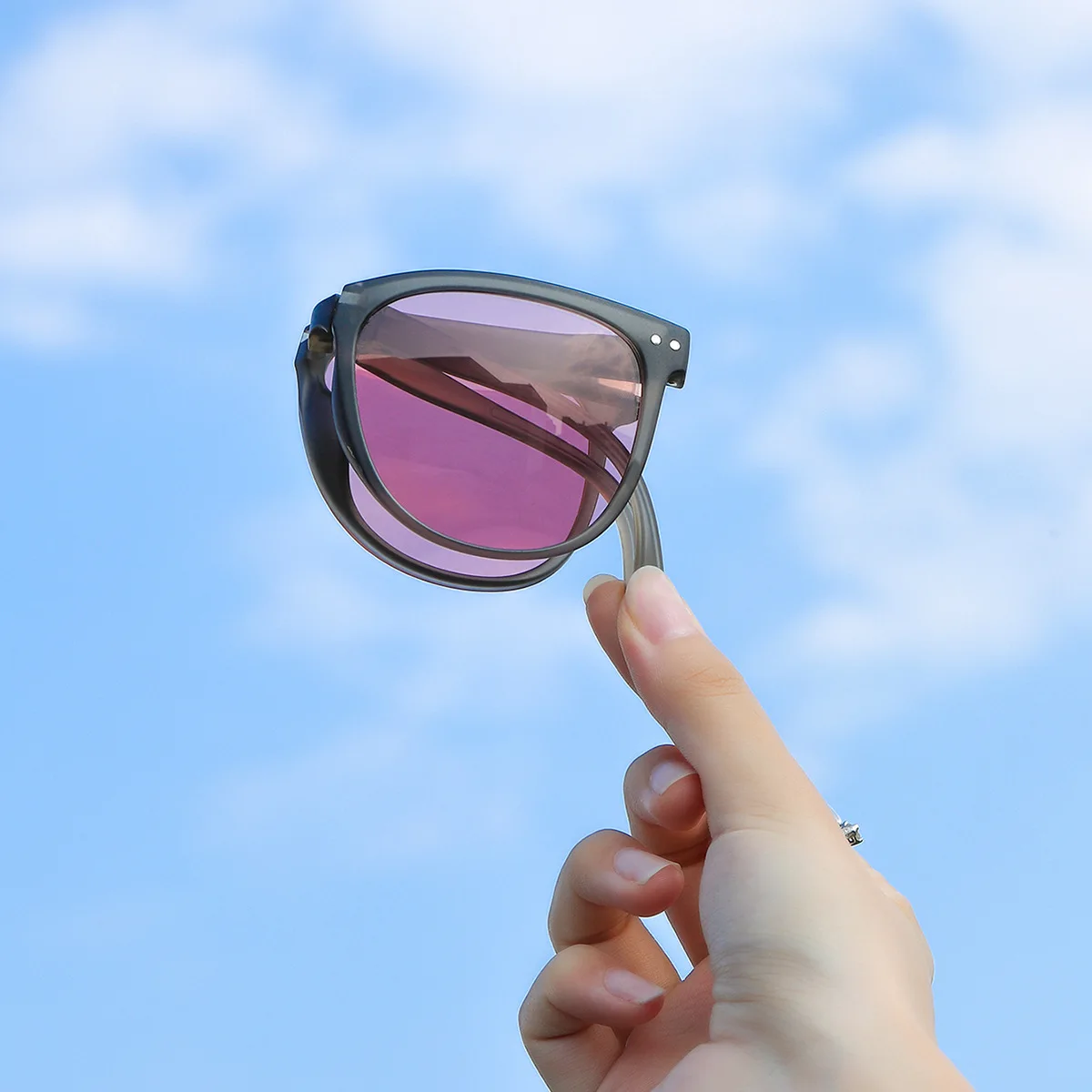 B360 New arrival trendy custom logo women elegant foldable polarized thin round sunglasses folding unisex
B360 New arrival trendy custom logo women elegant foldable polarized thin round sunglasses folding unisex