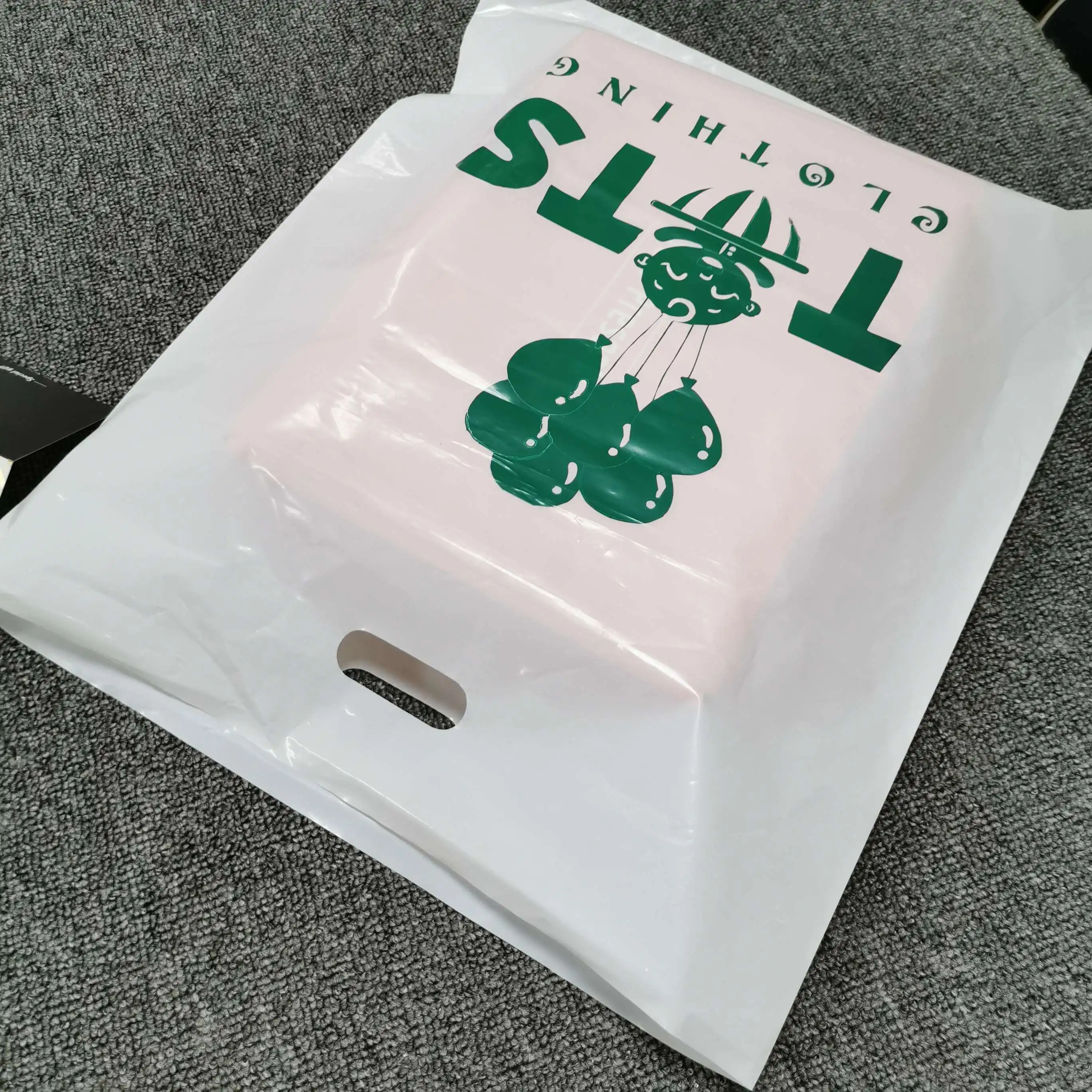 Cheap custom printed biodegradable die cut handle 100% recyclable shopping bag, Customized color
Cheap custom printed biodegradable die cut handle 100% recyclable shopping bag, Customized color