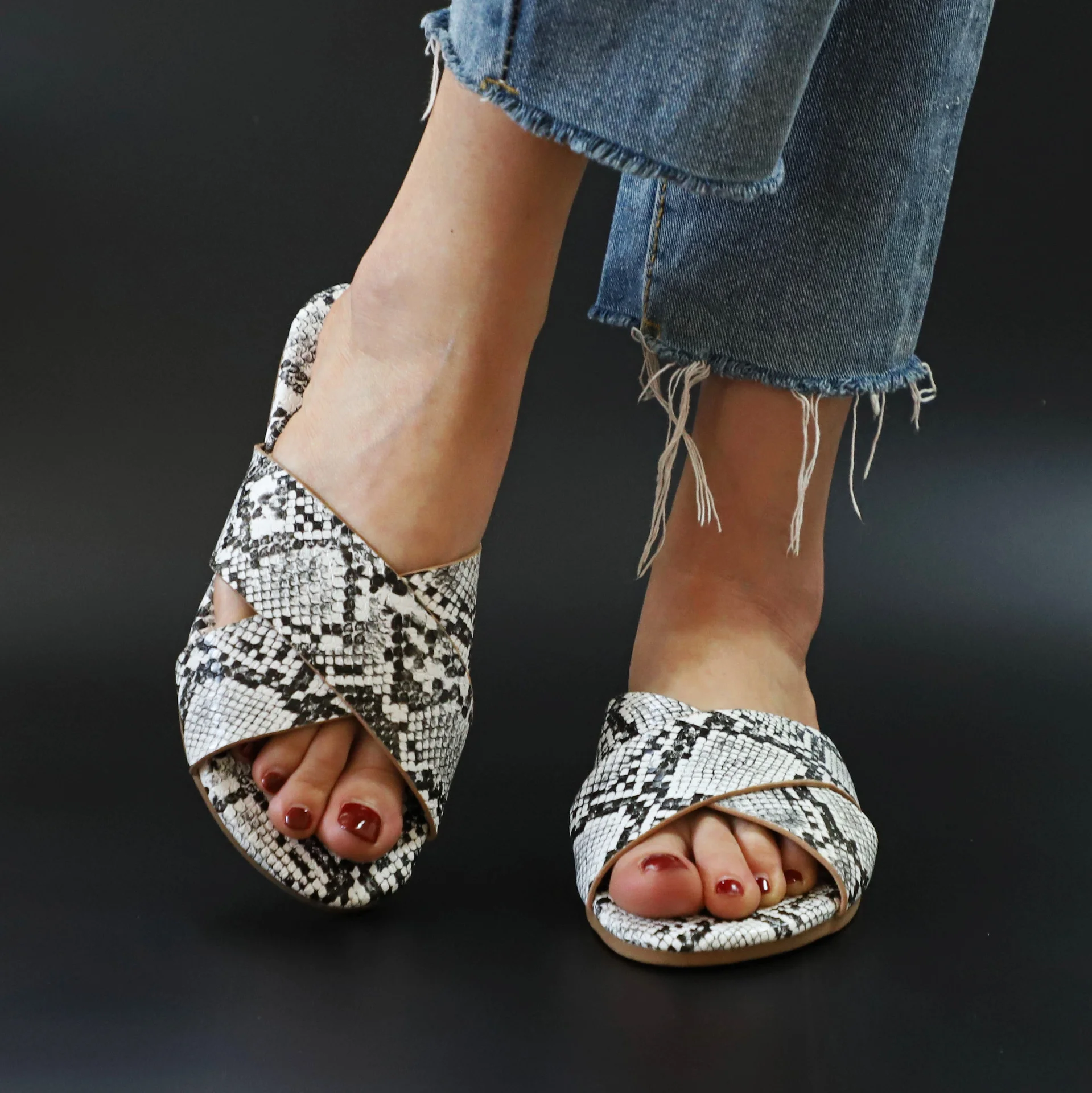 Hot sale Wholesale Amazon snake ladies sandals European American plus size sandals women's slippers, White, green, brown, rose red
Hot sale Wholesale Amazon snake ladies sandals European American plus size sandals women's slippers, White, green, brown, rose red