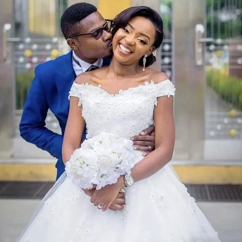 African Princess Ball Gown Wedding Dresses Off Shoulder Lace Appliqued Bridal Gowns
African Princess Ball Gown Wedding Dresses Off Shoulder Lace Appliqued Bridal Gowns