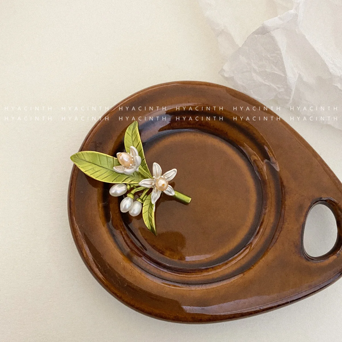 Hyacinth Exquisite Flower Enamel Drop Oil Green Leaf Corsage Retro Style Pearl Brooch
Hyacinth Exquisite Flower Enamel Drop Oil Green Leaf Corsage Retro Style Pearl Brooch