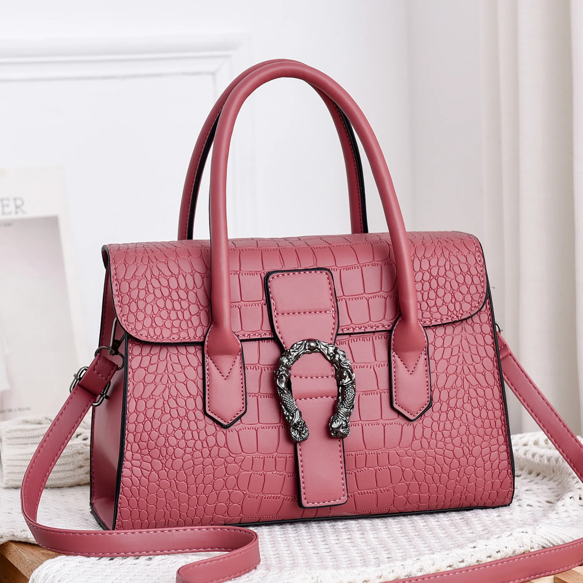 New arrivals 2021 Wholesale New Fashion Geometric PU Leather Waterproof Bag Shoulder Bag
New arrivals 2021 Wholesale New Fashion Geometric PU Leather Waterproof Bag Shoulder Bag