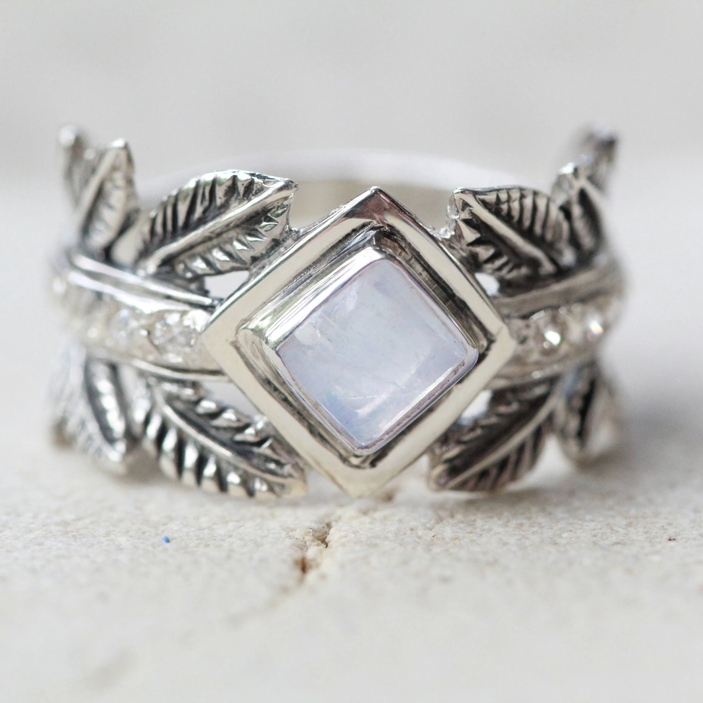 2020 factory Wholesale Vintage Design Leaf Shape The Moonstone ring for women, Silver
2020 factory Wholesale Vintage Design Leaf Shape The Moonstone ring for women, Silver