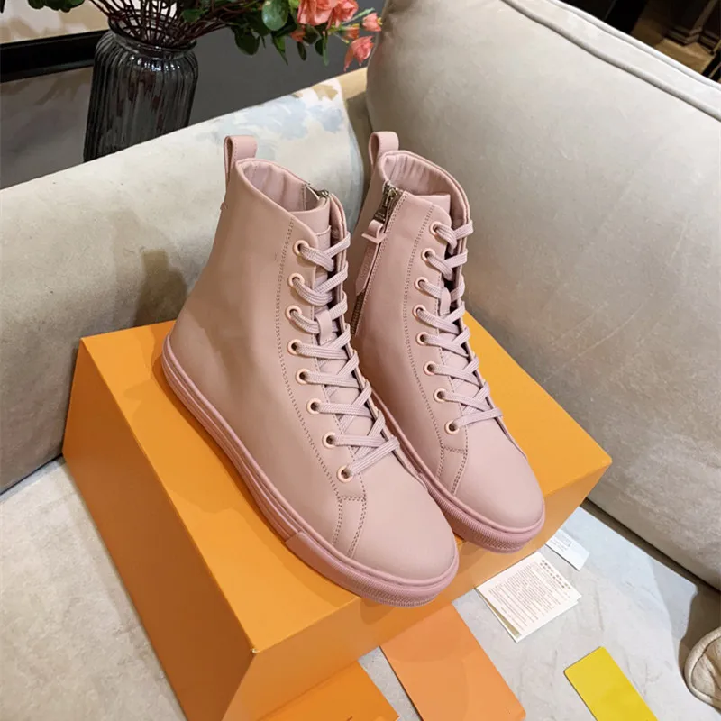 Italian top leather casual shoes for men and women Martin boots for loewesso high heels and flat soles.
Italian top leather casual shoes for men and women Martin boots for loewesso high heels and flat soles.