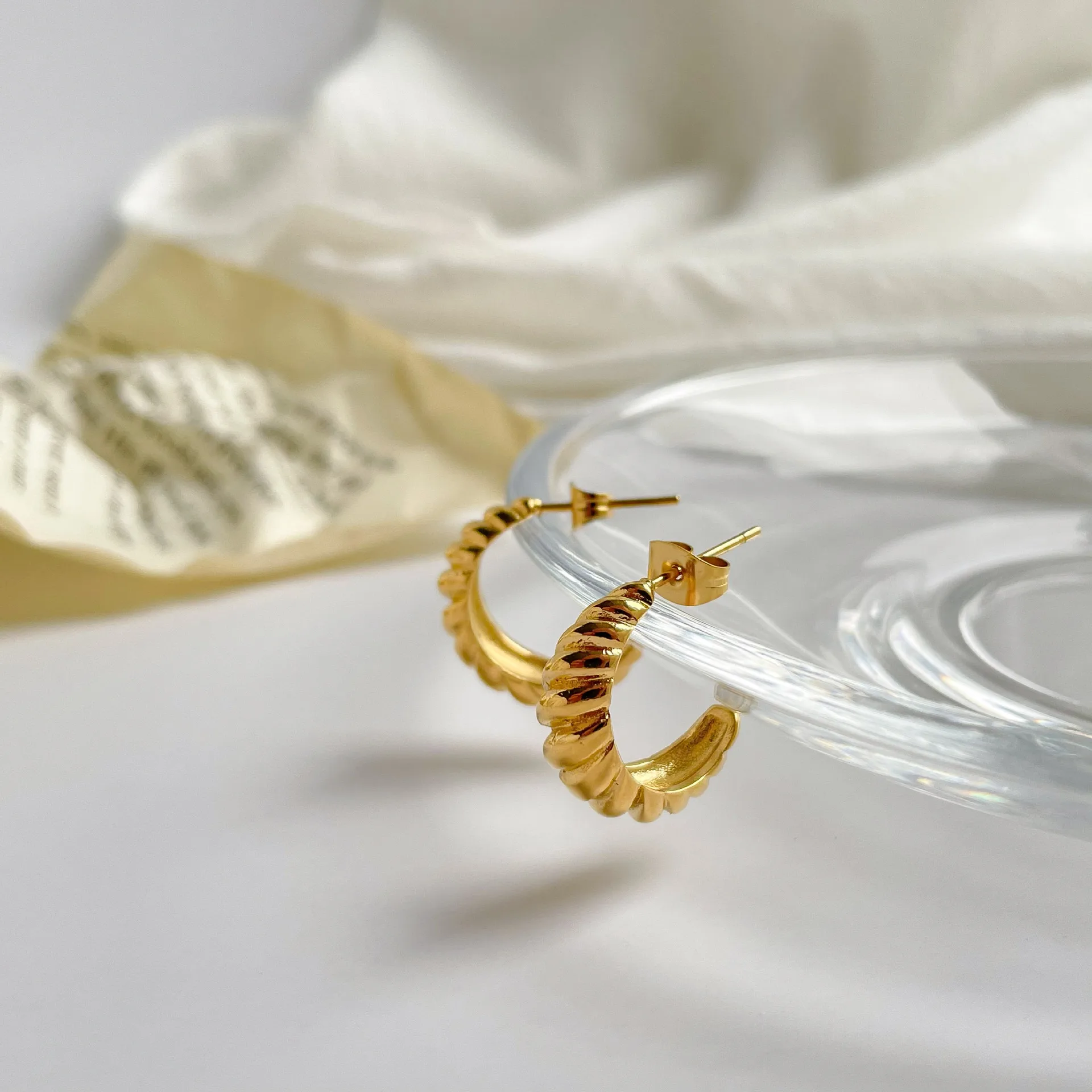 Creative Style Stainless Steel Textured Chunky Hoop Earrings 18K Gold Plated Titanium Steel Croissant C Shape Earrings For Women
Creative Style Stainless Steel Textured Chunky Hoop Earrings 18K Gold Plated Titanium Steel Croissant C Shape Earrings For Women