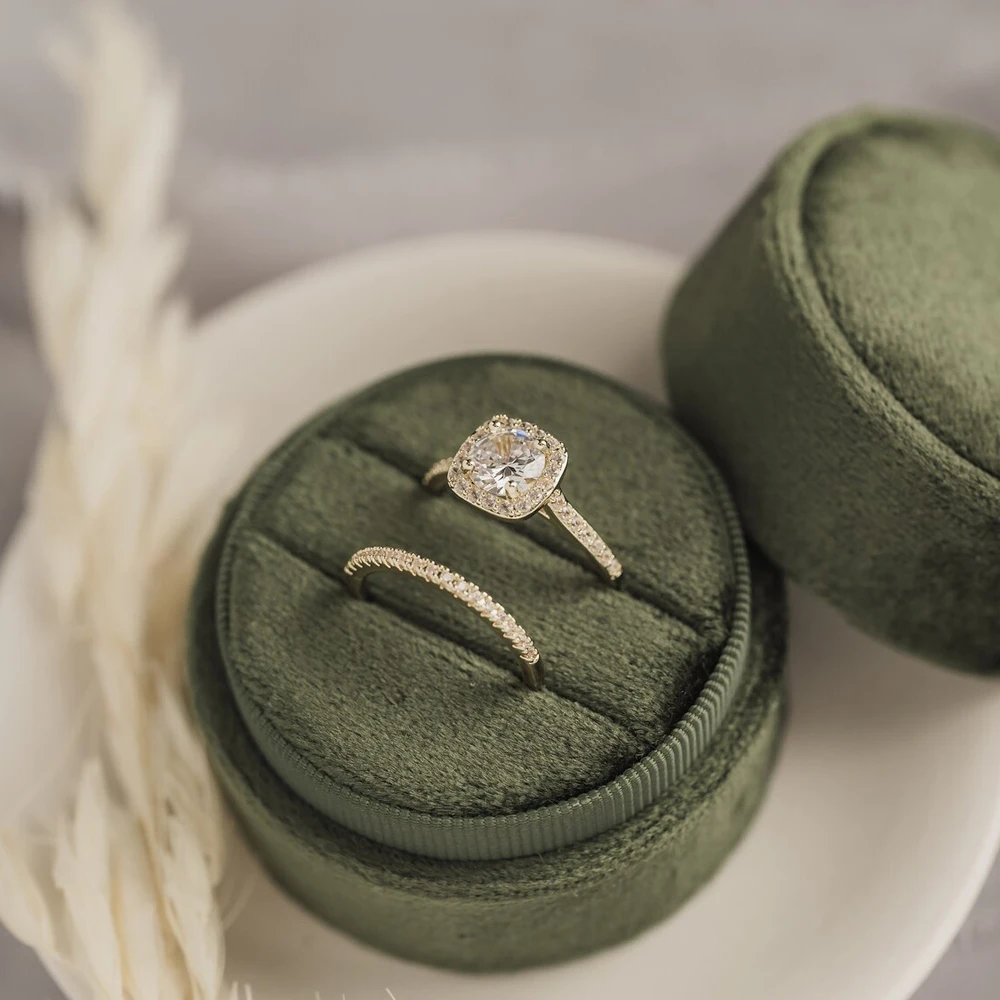 Custom Avocado Single Slot and Double Slot Circle Ring Box for Wedding Engagement Rings Jewelry Box Packaging Velvet Ring Box
Custom Avocado Single Slot and Double Slot Circle Ring Box for Wedding Engagement Rings Jewelry Box Packaging Velvet Ring Box