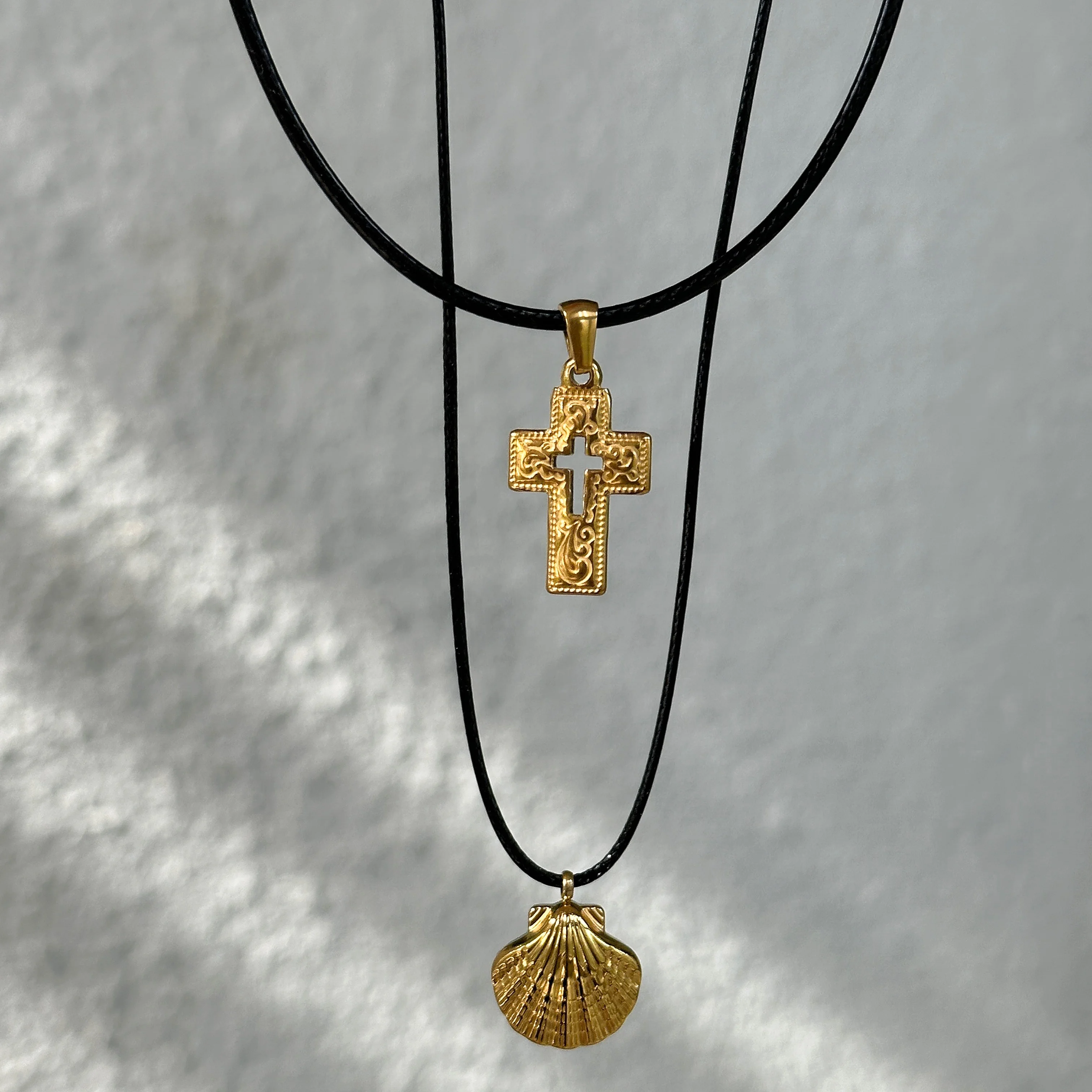Dazan Autumn Winter New 18k Pvd Gold Plated Stainless Steel Boho Street Style Shell Cross Black Leather Rope Necklace Women Men
Dazan Autumn Winter New 18k Pvd Gold Plated Stainless Steel Boho Street Style Shell Cross Black Leather Rope Necklace Women Men