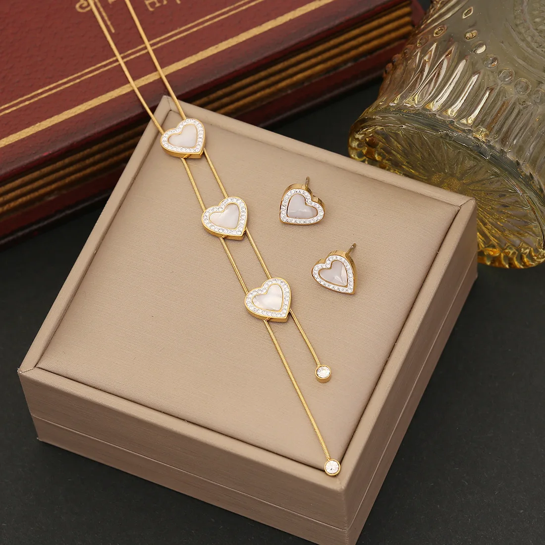 Shell Heart 5A CZ Zirconia Necklace Stud Earring Gift Set 18k Gold Stainless Steel Fashion Shaped Pendant Jewelry for Women Girl
Shell Heart 5A CZ Zirconia Necklace Stud Earring Gift Set 18k Gold Stainless Steel Fashion Shaped Pendant Jewelry for Women Girl