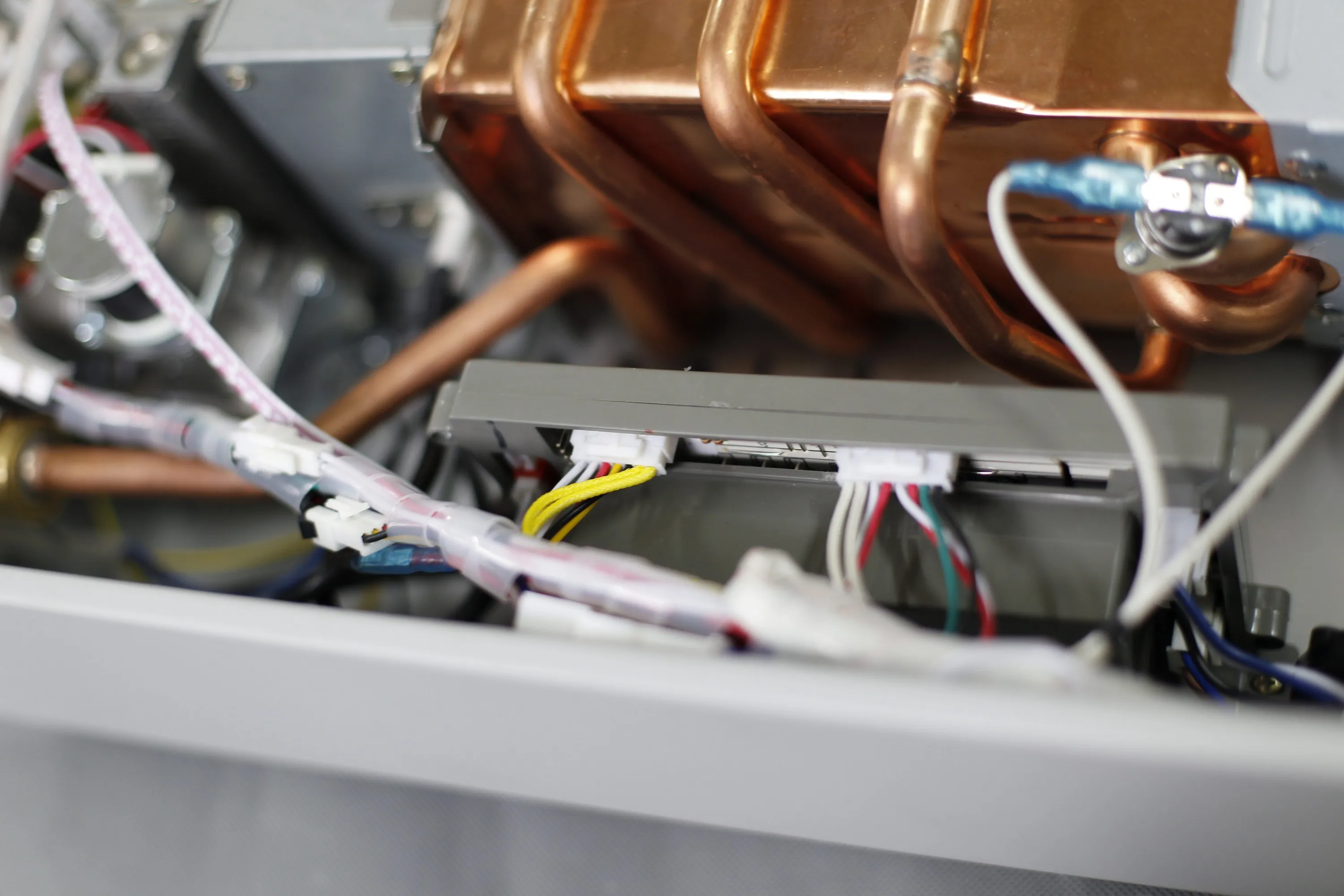 220V 10L Portable Tankless Water Heater with 0.015Mpa-0.8MPa Water Pressure for Bathroom