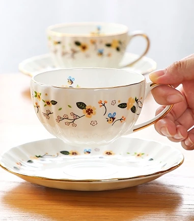 High bone china English black tea cup and saucer set with free spoon European rural style tea coffee sets with 850ml teapot 
High bone china English black tea cup and saucer set with free spoon European rural style tea coffee sets with 850ml teapot