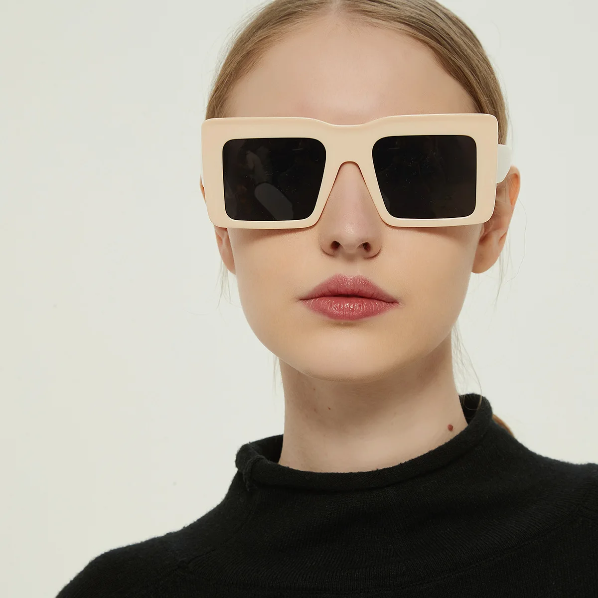 Multifarious horse glasses big frame net red avant-garde trend to modify the face sunglasses
Multifarious horse glasses big frame net red avant-garde trend to modify the face sunglasses