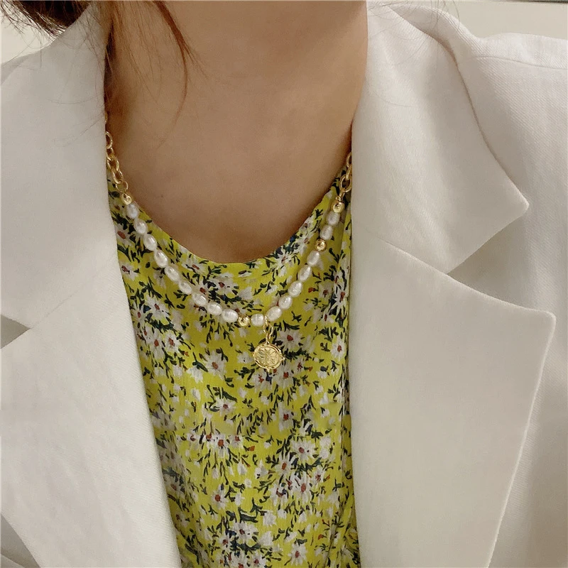 Korean Vintage Pearl Necklace Gold Portrait Coin Geometric Baroque Pearl Necklace, Picture shows
Korean Vintage Pearl Necklace Gold Portrait Coin Geometric Baroque Pearl Necklace, Picture shows