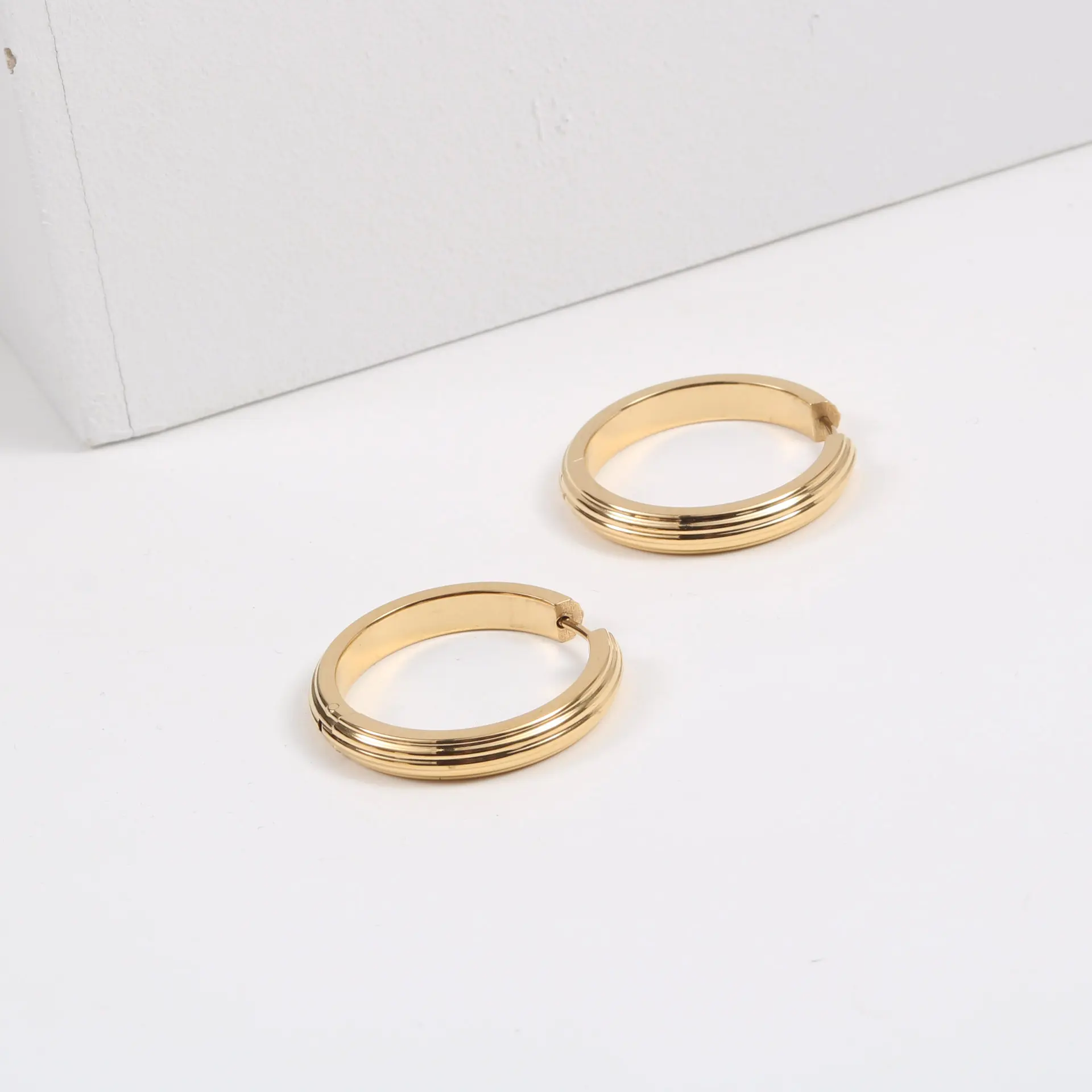 2022 Trendy Earring 18K Gold Plated Texture Big Hoop Earrings Stainless Steel Earrings Wholesale
2022 Trendy Earring 18K Gold Plated Texture Big Hoop Earrings Stainless Steel Earrings Wholesale