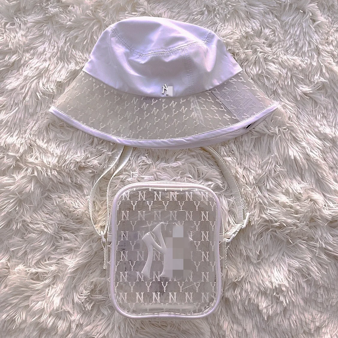 2021 handbags Luxury brands women transparent jelly handbags clear New York bags and hat set New York purses and handbags
2021 handbags Luxury brands women transparent jelly handbags clear New York bags and hat set New York purses and handbags
