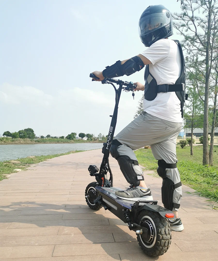 Maike wholesale 11 inch off road 80-120km moto electric scooter 3200W high range
Maike wholesale 11 inch off road 80-120km moto electric scooter 3200W high range