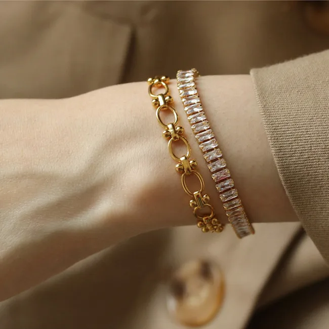 High End Gold Finish Brass Shinny Zirconia Pave Charm Bracelet Luxury Bracelet for Women 2020 Trendy Jewelry Wholesale
High End Gold Finish Brass Shinny Zirconia Pave Charm Bracelet Luxury Bracelet for Women 2020 Trendy Jewelry Wholesale