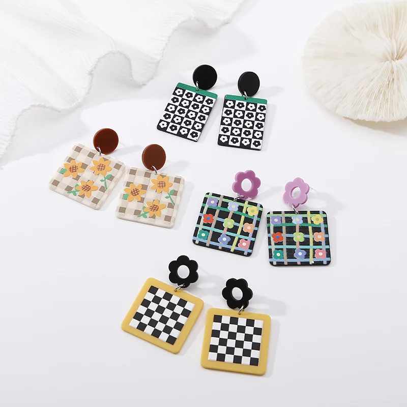Autumn and winter retro black and white plaid earrings natural simple earrings square colored flowers sweet earrings
Autumn and winter retro black and white plaid earrings natural simple earrings square colored flowers sweet earrings