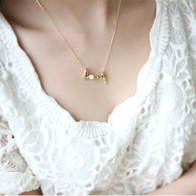 Korean version of the necklace Fashion temperament wild short necklace LOVE letter diamond personality necklace clavicle chain
Korean version of the necklace Fashion temperament wild short necklace LOVE letter diamond personality necklace clavicle chain