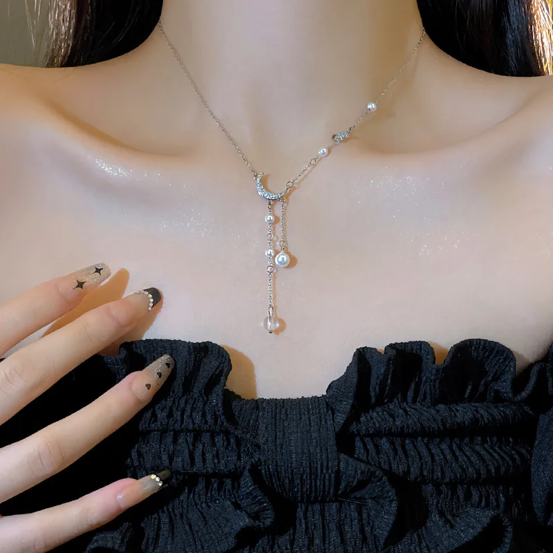Stainless Steel Micro Diamond Moon Necklace Tassel Clavicle Chain Female Moon Pendant Temperament Necklace
Stainless Steel Micro Diamond Moon Necklace Tassel Clavicle Chain Female Moon Pendant Temperament Necklace