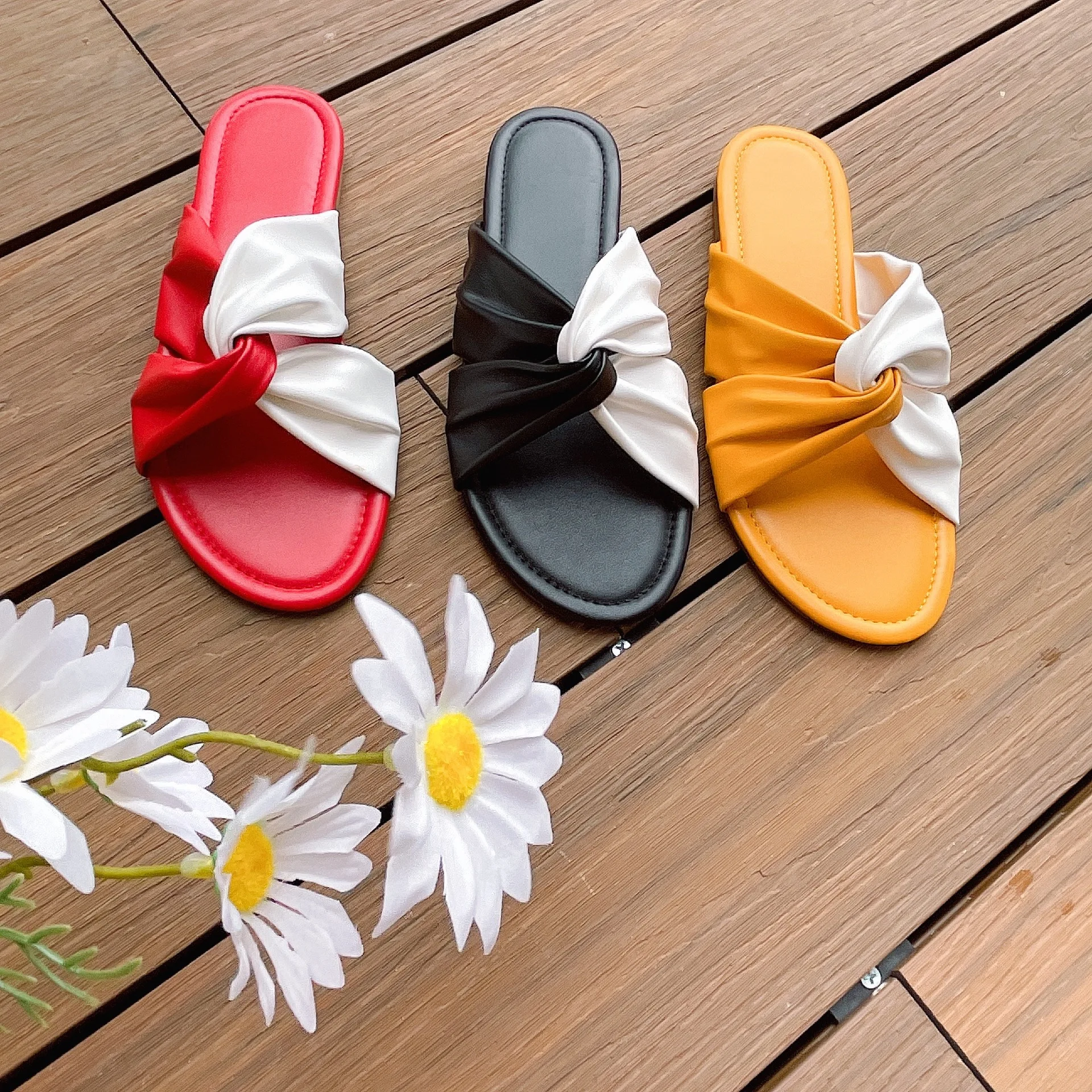 Summer wholesale new style soft fold slippers flat heel contrast color women's sandals fashion beach shoes red slipper
Summer wholesale new style soft fold slippers flat heel contrast color women's sandals fashion beach shoes red slipper