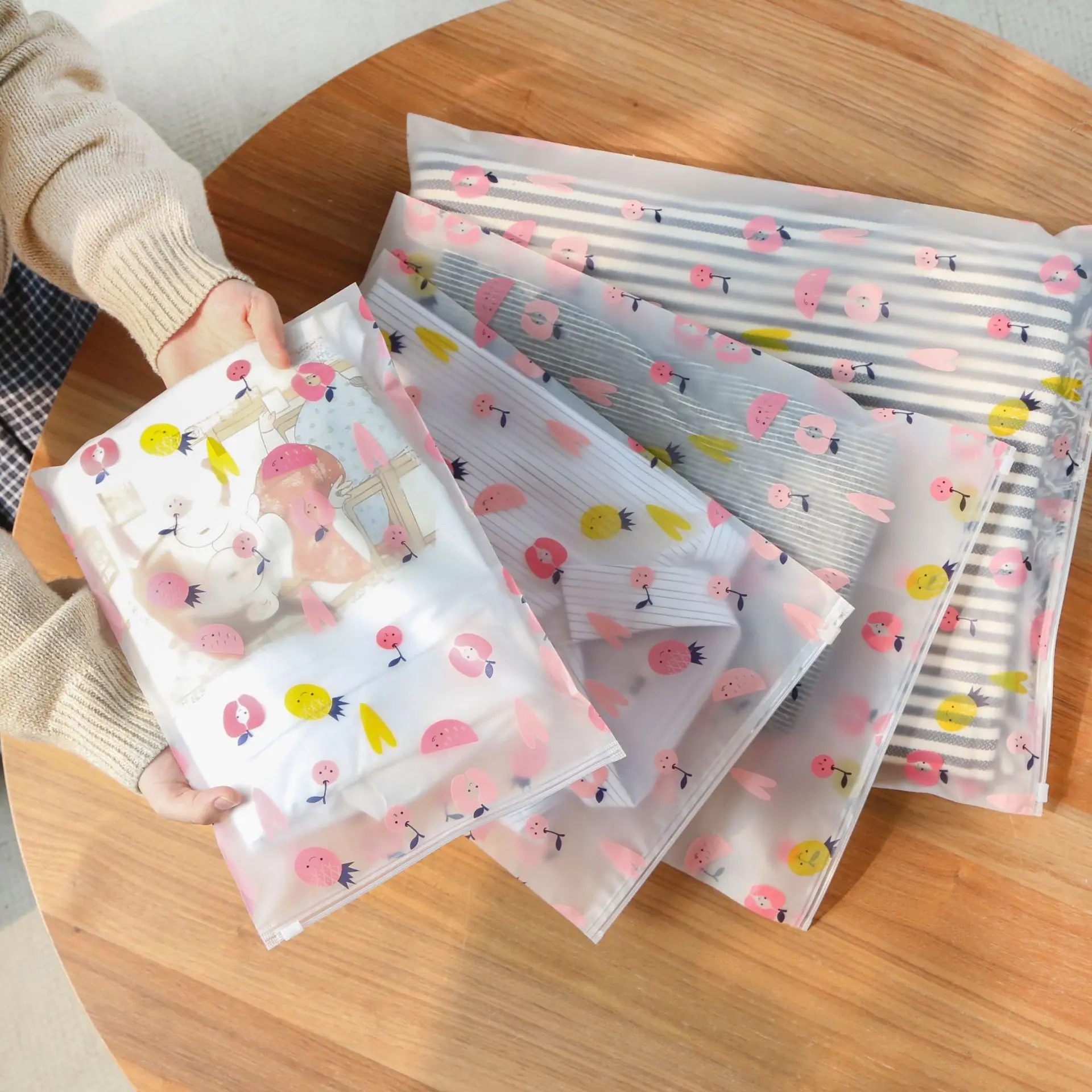 Flower and fruit Scrub Travel Storage Bag is used for Clothes Wardrobe Suitcase Pouch clothing subdivision luggage organizer
Flower and fruit Scrub Travel Storage Bag is used for Clothes Wardrobe Suitcase Pouch clothing subdivision luggage organizer